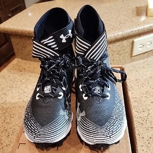 EUC BLACK AND WHITE UNDER ARMOUR CLEATS MENS/BOYS 7.5.